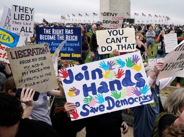 Miles de personas protestan contra los recortes de Trump y Musk en ciudades de todo EU