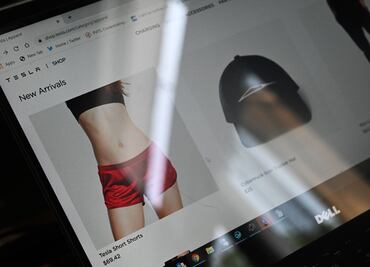 ¿Por qué Elon Musk pone a la venta shorts en la página de Tesla?