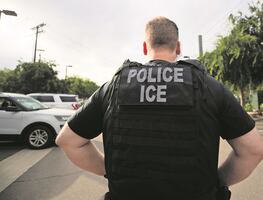 Acusan a policía de Estados Unidos por compartir fotos íntimas de su esposa