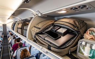 ¿Se pueden llevar baterías portátiles (power banks) en el avión? Cómo transportarlas y acciones prohibidas
