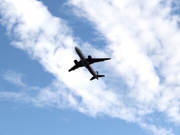Fuerte sacudida en vuelo de LATAM deja 12 hospitalizados; "pasajeros salieron volando". VIDEO