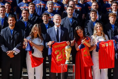 La imagen de Felipe VI, Leonor y Sofía con los campeones del mundo emociona a España
