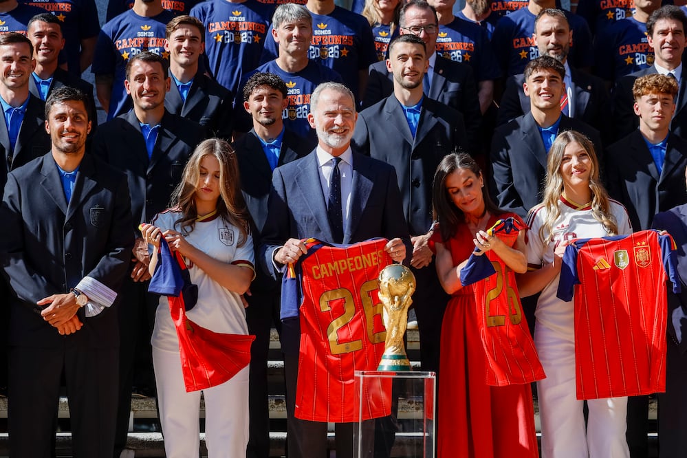 La imagen de Felipe VI, Leonor y Sofía con los campeones del mundo emociona a España. EFE/Daniel González