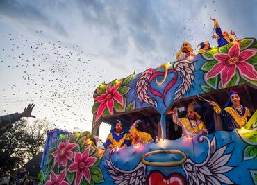 Lanzan mensaje racista a niña en desfile de Mardi Gras