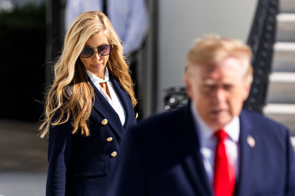 Katie Zacharia deja la Casa Blanca tras solo 4 días como portavoz de Trump. EFE/EPA/JIM LO SCALZO