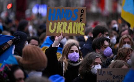 Pro ucranianos se manifiestan en la embajada rusa en Berlín