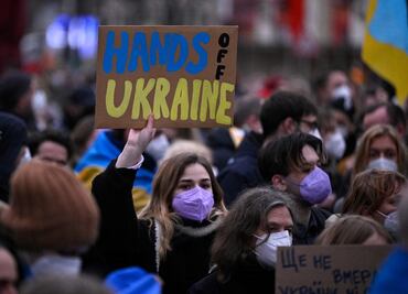 Pro ucranianos se manifiestan en la embajada rusa en Berlín