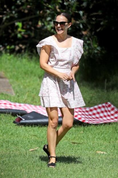 Natalie Portman deslumbra con minivestido en jardín de Australia 