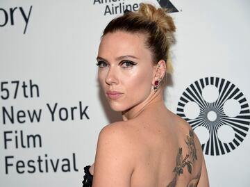 Scarlett Johansson destila belleza con vestido strapless en Nueva York