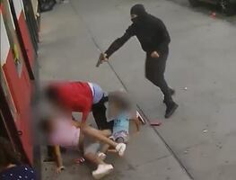 Video. Balean a hombre frente a dos niños en calles de Nueva York