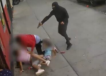Video. Balean a hombre frente a dos niños en calles de Nueva York