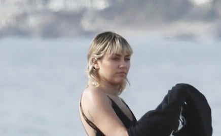 Miley Cyrus impacta con traje de baño en la playa con Cody Simpson