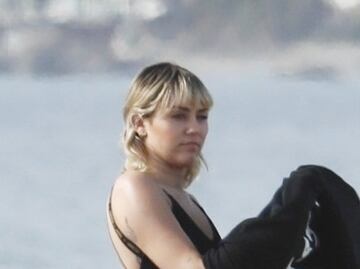 Miley Cyrus impacta con traje de baño en la playa con Cody Simpson