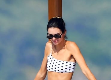 Kendall Jenner deslumbra con silueta en pequeño bikini azul