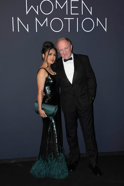Salma Hayek presume silueta de sirena con elegante vestido ‘busty neckline’ en Cannes. FOTO: AP