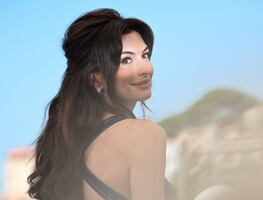 Anne Hathaway conquista Cannes con minivestido y look de los 70’s