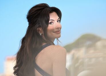 Anne Hathaway conquista Cannes con minivestido y look de los 70’s