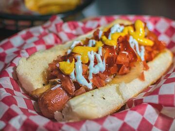 Golpean a hombre en Texas por vender hot dogs a 6 dólares