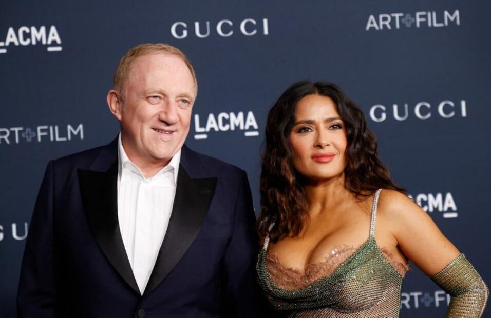 Salma Hayek ‘roba miradas’ con vestido de cristales y escote en gala LACMA