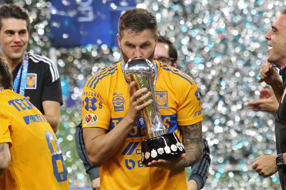 El delantero francés André-Pierre Gignac festeja el título de Tigres en el torneo mexicano de futbol.  (Photo by ULISES RUIZ / AFP)