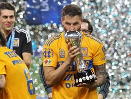 Tras ser campeón, Gignac desentierra un rosario de la cancha del estadio Akron