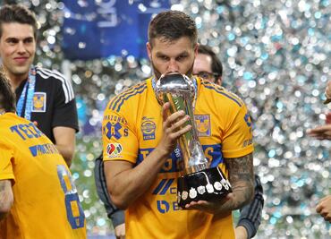 Tras ser campeón, Gignac desentierra un rosario de la cancha del estadio Akron