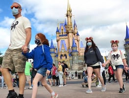 Disney World y Universal Orlando cambian política sobre cubrebocas en exteriores