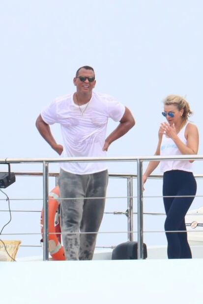¿Se olvidó de JLo? Alex Rodriguez vacaciona con mujeres en lujoso yate