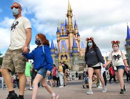 Detienen a turista por negarse a toma de temperatura en Disney World
