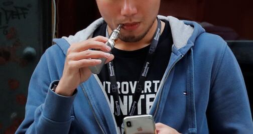 Michigan, el primer estado de EU en prohibir los cigarrillos electrónicos saborizados