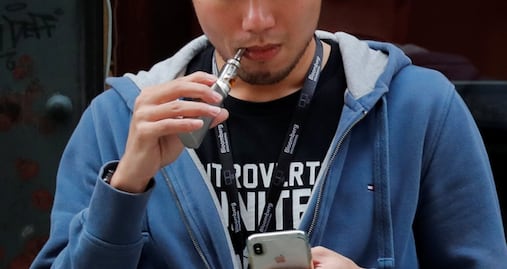 Michigan, el primer estado de EU en prohibir los cigarrillos electrónicos saborizados