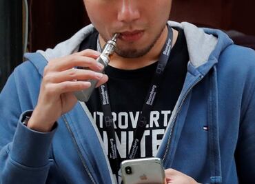 Michigan, el primer estado de EU en prohibir los cigarrillos electrónicos saborizados