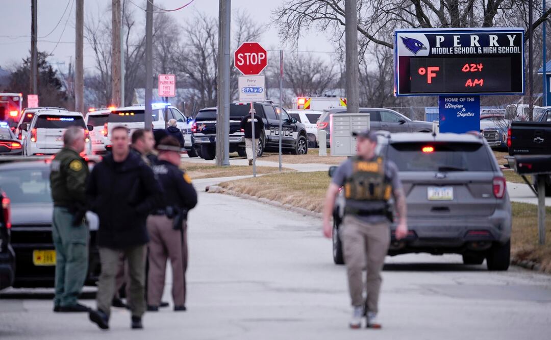La presencia policial en la escuela donde se reportó un tiroteo en Perry, Iowa, el 4 de enero de 2024. (Foto AP/Andrew Harnik)