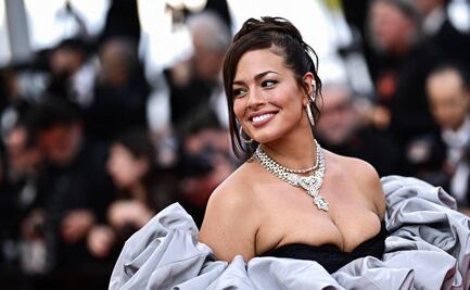Ashley Graham muestra sus curvas con minivestido completamente transparente