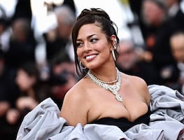 Ashley Graham presume su figura curvy en todo su esplendor con lencería negra