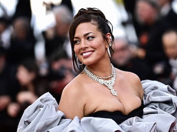 Ashley Graham presume su figura curvy en todo su esplendor con lencería negra