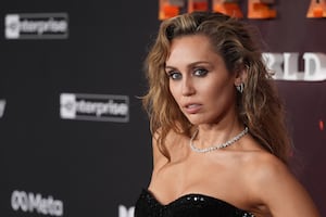 Miley Cyrus arrasa en alfombra roja con lujoso vestido strapless en medio de rumores de compromiso  