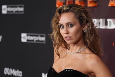 Miley Cyrus arrasa en alfombra roja con lujoso vestido strapless en medio de rumores de compromiso  