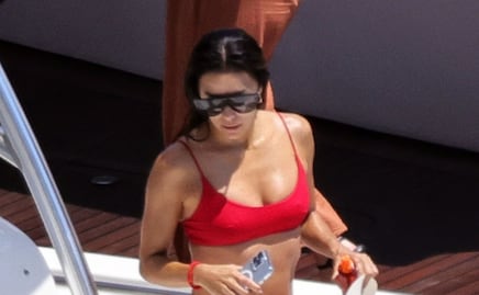 Eva Longoria y el bikini rojo con el que arrasó en un yate de Capri 