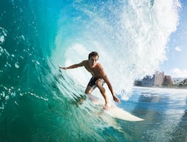 Muere surfista tras ser atacado por un tiburón frente a su novia; dron capta el momento: “Es desgarrador”