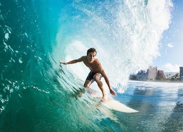 Muere surfista tras ser atacado por un tiburón frente a su novia; dron capta el momento: “Es desgarrador”