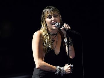 Miley Cyrus arrasa con minivestido y show desgarrador en los MTV VMAs