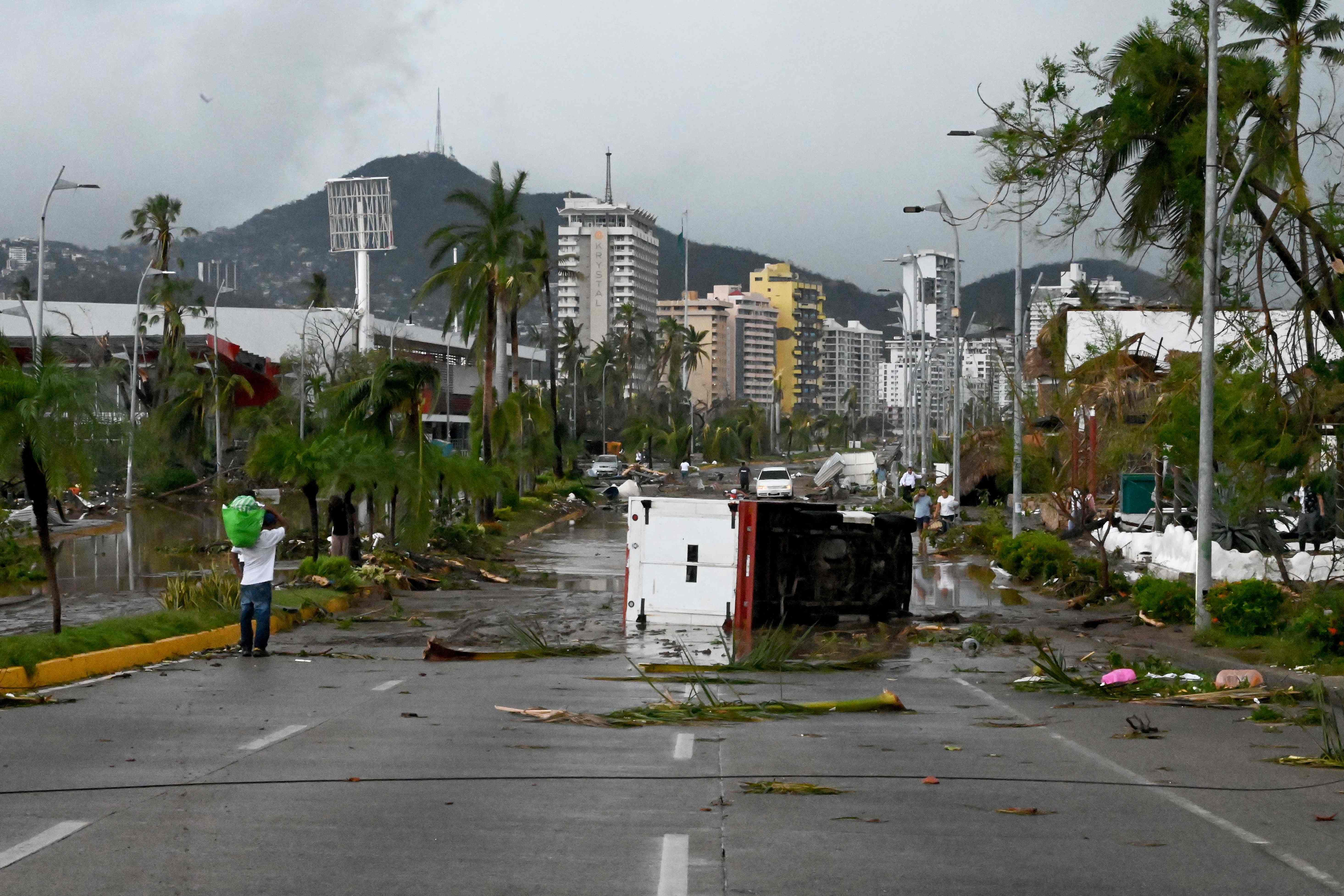 Al menos 27 muertos y 4 desaparecidos por el azote del huracán Otis en Acapulco, México
