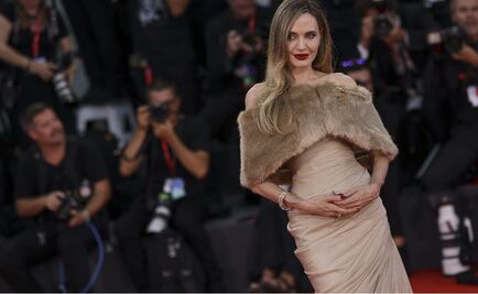 Angelina Jolie deslumbra en la alfombra roja de Venecia en el estreno de 'María'. VIDEO
