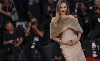 Angelina Jolie deslumbra en la alfombra roja de Venecia en el estreno de 'María'. VIDEO