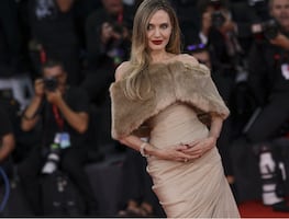 Angelina Jolie deslumbra en la alfombra roja de Venecia en el estreno de 'María'. VIDEO