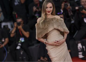Angelina Jolie deslumbra en la alfombra roja de Venecia en el estreno de 'María'. VIDEO