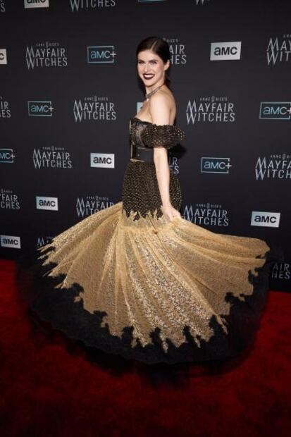 Alexandra Daddario conquista con vestido de transparencias y escote