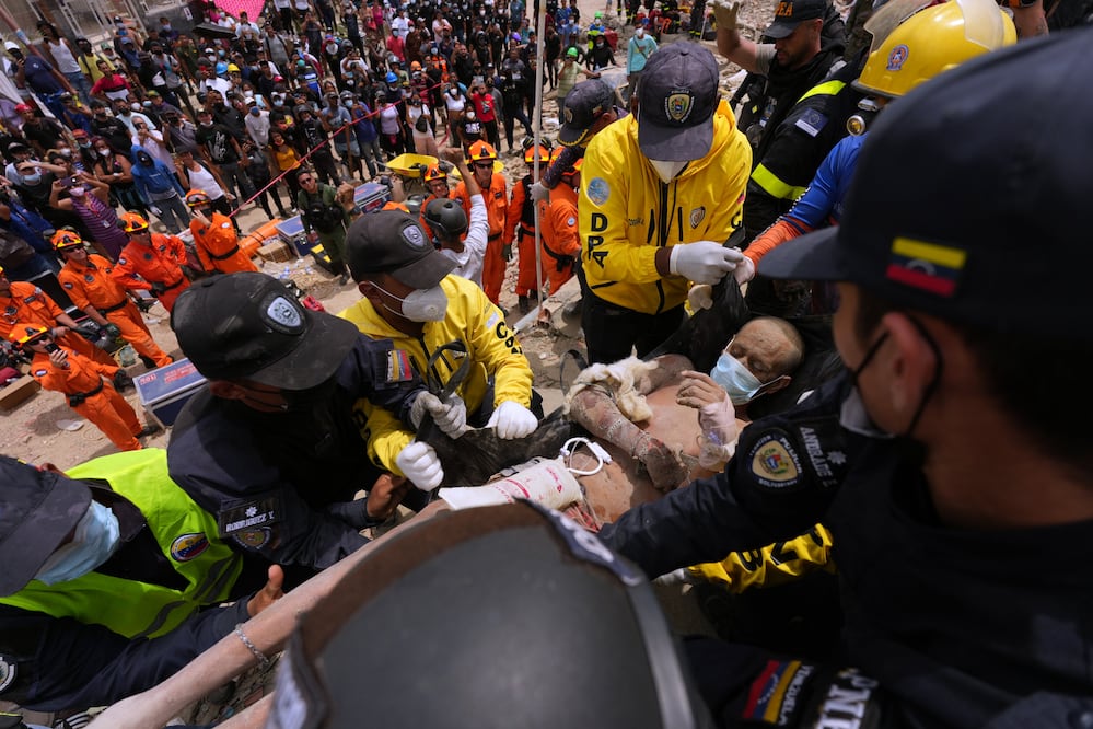 Venezuela vive una carrera contra el tiempo: casi 1,500 muertos y más de 50 mil desaparecidos tras los terremotos. (AP Photo/Matias Delacroix)