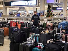 Miles de vuelos cancelados; caos aéreo persiste en EU tras tormenta invernal